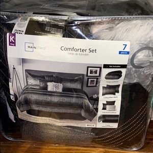 Sevenpiece comforter said never been used